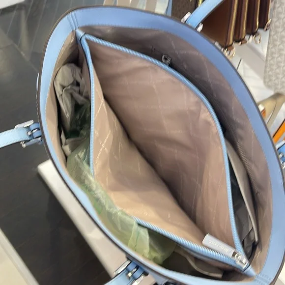 MICHAEL KORS Voyager Large Saffiano Leather EW Tote Shoulder Bag
LIGHT SKY
NWT - Picture 15 of 16